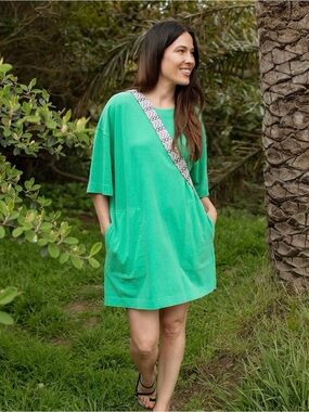 Carly Jean Los Angeles-Relaxed T-shirt dress with Pockets - vintage black